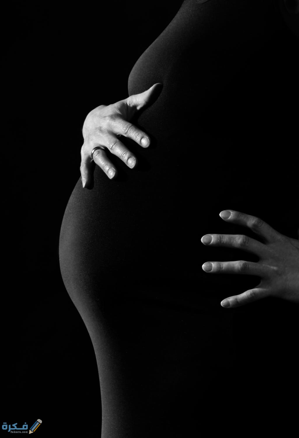 تفسير حلم موت الجنين للحامل 1 pregnancy woman belly hands 46207