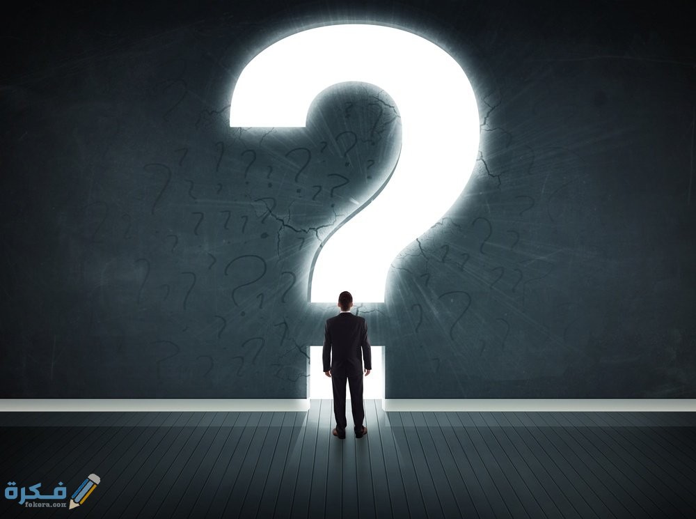 ❌ لم يتم التوليد 1 Business man looking at wall with a bright question mark concept