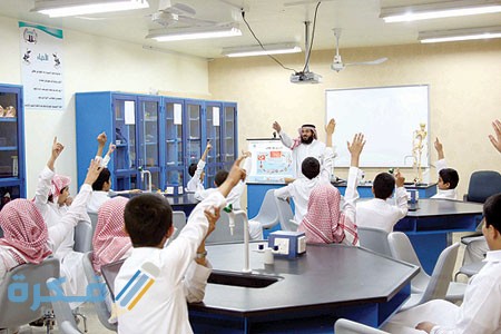 كم راتب المعلم في السعودية