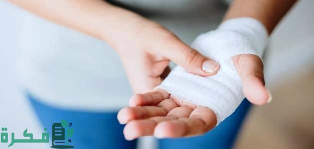 ما أسباب ألم اليد اليمنى والرجل اليمنى معًا 1 اعراض الم اليد والقدم اليمني معا