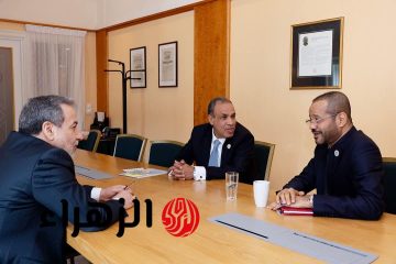 اجتماع ثلاثي بين وزيري خارجية عمان وإيران ووزير الخارجية المصري: تعزيز التعاون الإقليمي