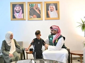 بتوجيهات القيادة: وصول الطفل الفلسطيني محمد حجازي إلى السعودية لتلقي الرعاية الطبية اللازمة