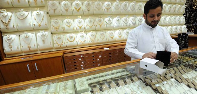 «تراجع مفاجئ» لأسعار الذهب في السعودية.. عيار 24 يسجل 407 ريالات!
