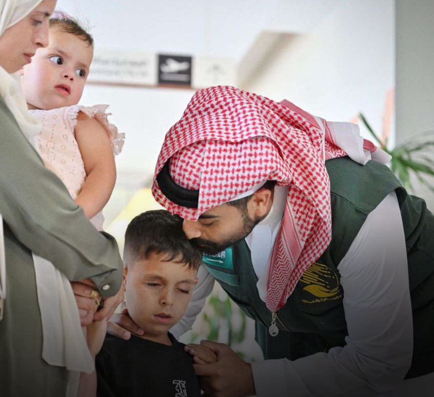 والدة الطفل الفلسطيني محمد حجازي تعبر عن شكرها للسعودية: أملها في استعادة بصر ابنها