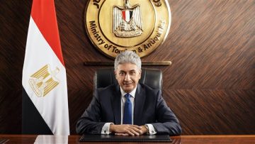 وزير السياحة والآثار يتفقد سير الحركة السياحية في مصر لضمان تجربة مميزة للزوار