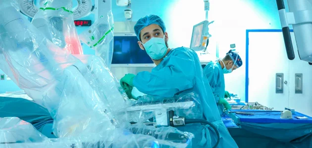 السعودية تُحدث ثورة في الطب: أول زراعة قلب روبوتية بالكامل في أمريكا على طريقة المستشفى التخصصي