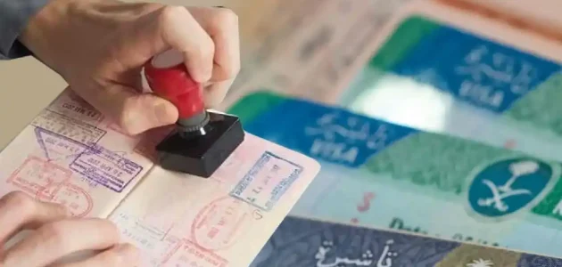 السعودية تُعلن عن تمديد استثنائي لتأشيرات الزيارة المنتهية 1447: فرصة للمغادرة النهائية