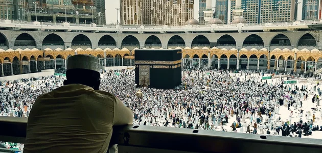 السعودية تُوقف تأشيرات العمرة لجنسيات عربية وتُقلص مدة التأشيرة: تفاصيل مثيرة للجدل