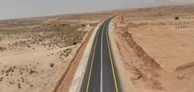 حادثة مروعة: فورشنر تتحول إلى كومة حديدية على طريق العبر الدولي بين السعودية واليمن (صورة صادمة)
