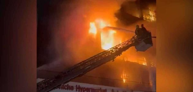حريق مدمر في مركز تجاري بالكوت شمال العراق يسفر عن وفاة 77 شخصاً 1 حريق مدمر في مركز تجاري بالكوت شمال العراق يسفر عن وفاة 77 شخصاً