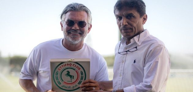 عمر باخشوين يهدي درع النادي التذكاري لمالك بورتيمونينسي 1 عمر باخشوين يهدي درع النادي التذكاري لمالك بورتيمونينسي