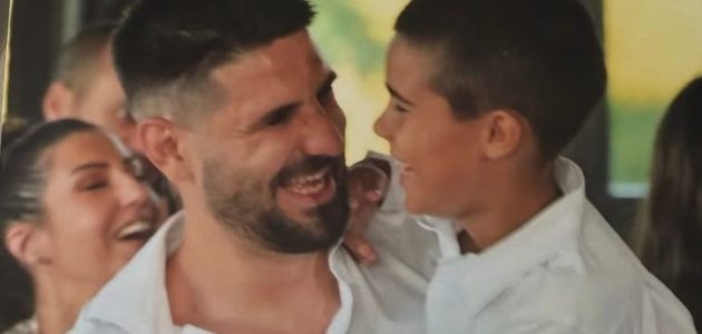 لقطة عفوية لميتروفيتش مع نجله تثير تفاعل الجمهور في أحدث ظهور له 1 لقطة عفوية لميتروفيتش مع نجله تثير تفاعل الجمهور في أحدث ظهور له