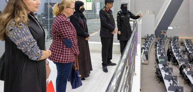 مستشارة الأمن والجاهزية في سفارة كندا تستكشف تقنيات مركز العمليات الأمنية الموحدة 911 بالرياض 1 مستشارة الأمن والجاهزية في سفارة كندا تستكشف تقنيات مركز العمليات الأمنية الموحدة 911 بالرياض