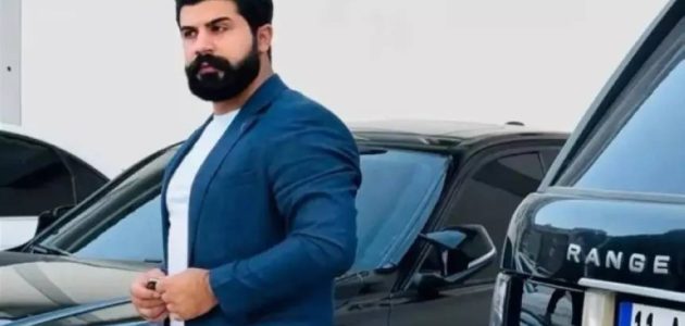 مقتل عارض أزياء معروف أمام بناته داخل السيارة في حادث مروع بالسعودية 1 مقتل عارض أزياء معروف أمام بناته داخل السيارة في حادث مروع بالسعودية