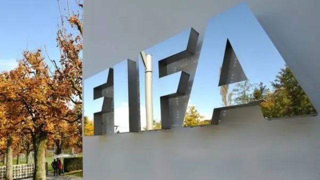 100 ألف لاعب يرفعون