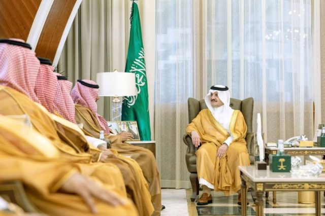أمير المنطقة الشرقية يستقبل