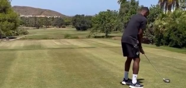 إيفان توني يبرز مهاراته في الجولف بأسلوب مميز 1 إيفان توني يبرز مهاراته في الجولف بأسلوب مميز