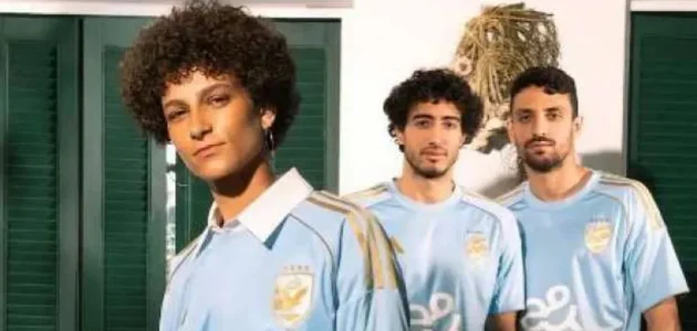 الأهلي يكشف النقاب عن قميصه الثالث للموسم الجديد بتصميم أزرق فاتح مع خطوط ذهبية 1 الأهلي يكشف النقاب عن قميصه الثالث للموسم الجديد بتصميم أزرق فاتح مع خطوط ذهبية