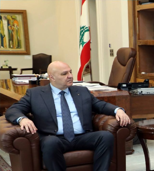 الرئيس اللبناني يؤكد عزم