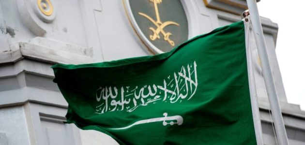 السعودية تكرم منقذ محطة الوقود الذي قاد شحنة مشتعلة وتمنحه وساماً ملكياً 1 السعودية تكرم منقذ محطة الوقود الذي قاد شحنة مشتعلة وتمنحه وساماً ملكياً