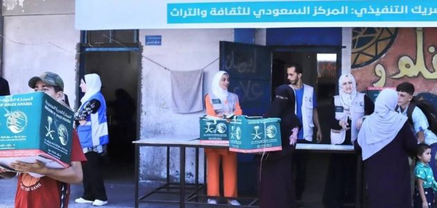 السعودية تواصل جهودها الإنسانية بتوزيع المساعدات الغذائية في غزة 1 السعودية تواصل جهودها الإنسانية بتوزيع المساعدات الغذائية في غزة
