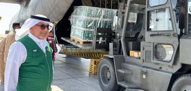 الطائرة السعودية الـ59 تصل العريش لدعم أهالي غزة في محنتهم 1 الطائرة السعودية الـ59 تصل العريش لدعم أهالي غزة في محنتهم