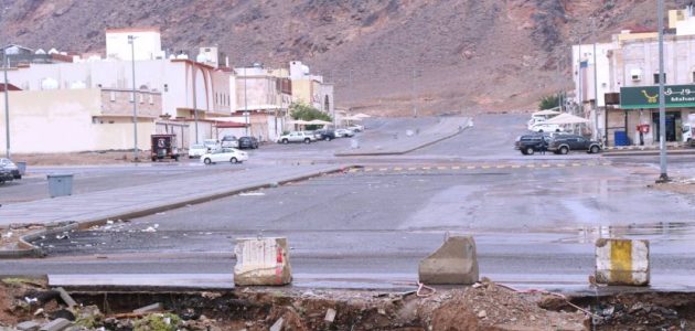 «العبّارات» تهدد سلامة سكان «السلام» ومنسوبي جامعة طيبة 1 «العبّارات» تهدد سلامة سكان «السلام» ومنسوبي جامعة طيبة