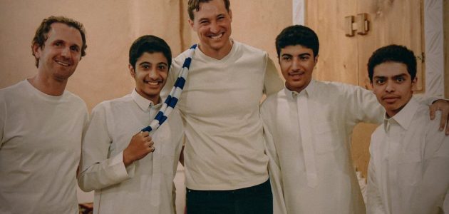 بن هاربورغ يتألق بشال الهلال ويشعل تفاعلاً جماهيرياً واسعاً 1 بن هاربورغ يتألق بشال الهلال ويشعل تفاعلاً جماهيرياً واسعاً