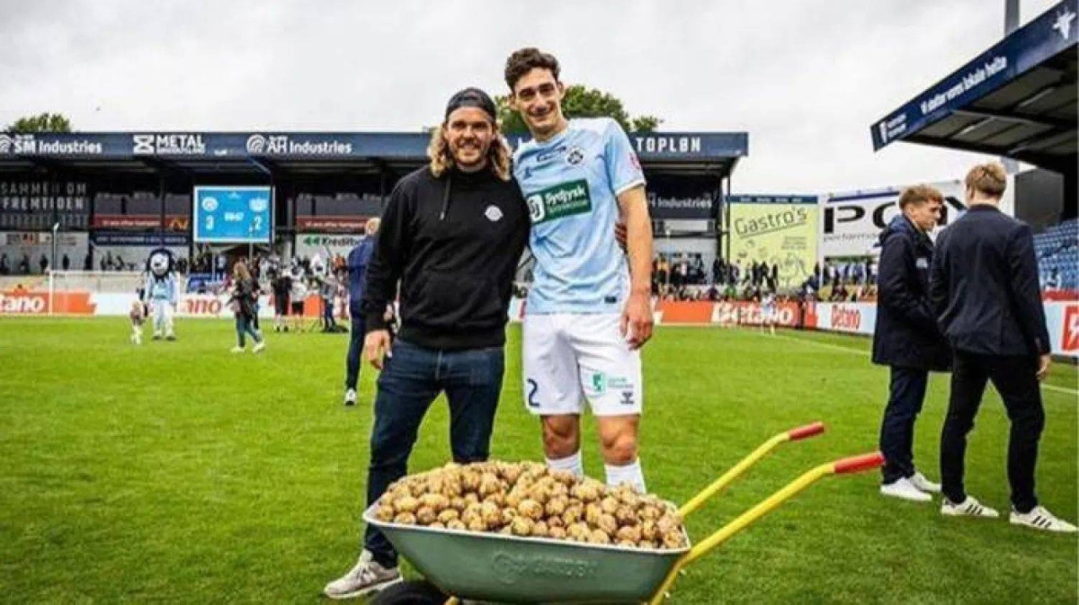 جائزة غريبة في الدوري الدنماركي لاعب المباراة يحصل على 55 كيلو من البطاطس 1 جائزة غريبة في الدوري الدنماركي لاعب المباراة يحصل على 55 كيلو من البطاطس