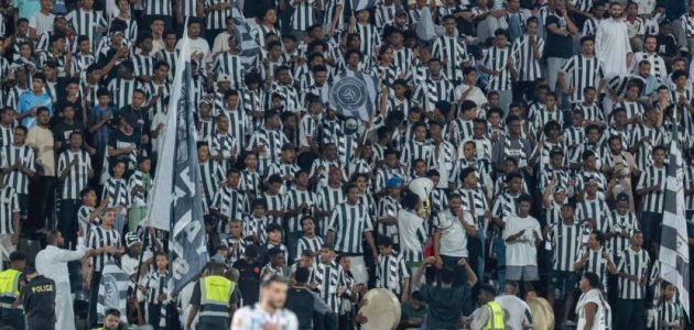 جماهير الشباب تعبر عن استيائها من الإدارة واللاعبين في مشهد مثير 1 جماهير الشباب تعبر عن استيائها من الإدارة واللاعبين في مشهد مثير