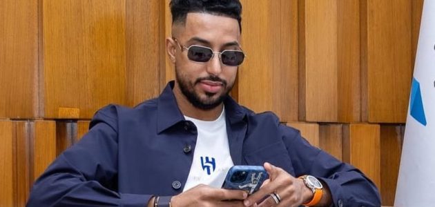 سالم الدوسري يتألق بساعة فاخرة من باتيك فيليب في إطلالة مميزة 1 سالم الدوسري يتألق بساعة فاخرة من باتيك فيليب في إطلالة مميزة