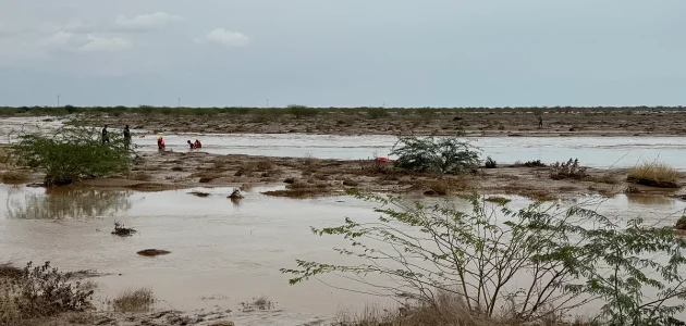 فرق الدفاع المدني تواصل جهودها لإنقاذ راعٍ محتجز في سيول وادي بن عبدالله 1 فرق الدفاع المدني تواصل جهودها لإنقاذ راعٍ محتجز في سيول وادي بن عبدالله
