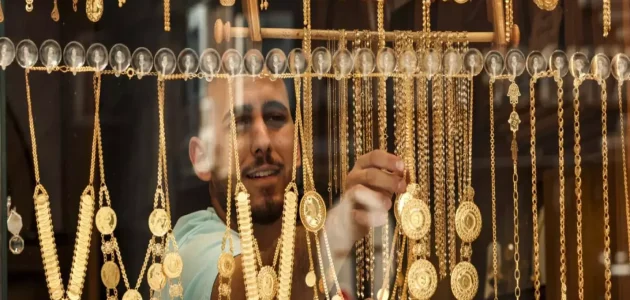 قفزة غير متوقعة في أسواق الذهب السعودية وعيار 18 يتجاوز 304 ريالاً والأسباب وراء الارتفاع المفاجئ 1 قفزة غير متوقعة في أسواق الذهب السعودية وعيار 18 يتجاوز 304 ريالاً والأسباب وراء الارتفاع المفاجئ