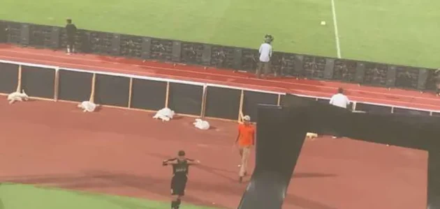 لاعب فاركو يثير الجدل بتمزيق قميصه خلال مواجهة الأهلي بعد قرار المدرب 1 لاعب فاركو يثير الجدل بتمزيق قميصه خلال مواجهة الأهلي بعد قرار المدرب