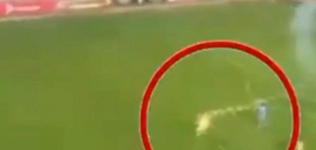لاعب يتعرض لإصابة خطيرة بمفرقعات نارية خلال احتفالات الفوز 1 لاعب يتعرض لإصابة خطيرة بمفرقعات نارية خلال احتفالات الفوز