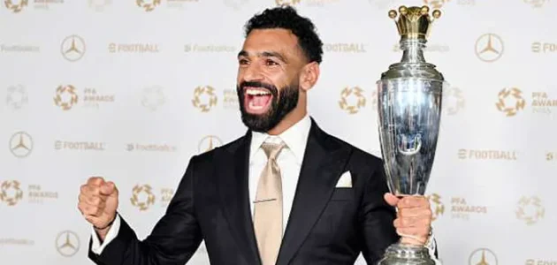 محمد صلاح يحتفل بفوزه بجائزة أفضل لاعب في الدوري الإنجليزي 2025 1 محمد صلاح يحتفل بفوزه بجائزة أفضل لاعب في الدوري الإنجليزي 2025