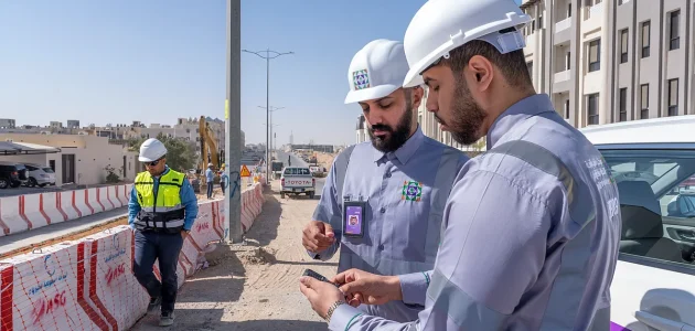 مقاولو البناء يسعون لتركيب ألواح علوية في مركز البنية التحتية لتعزيز المشهد الحضري 1 مقاولو البناء يسعون لتركيب ألواح علوية في مركز البنية التحتية لتعزيز المشهد الحضري