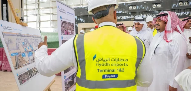 نائب أمير الرياض يخوض تجربة قيادة مركبة ذاتية في مطار الملك خالد 1 نائب أمير الرياض يخوض تجربة قيادة مركبة ذاتية في مطار الملك خالد