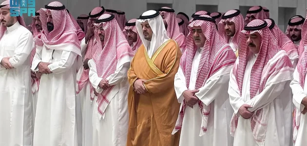 نائب أمير مكة المكرمة يشارك في صلاة الجنازة على والدة الأمير فهد بن مقرن 1 نائب أمير مكة المكرمة يشارك في صلاة الجنازة على والدة الأمير فهد بن مقرن