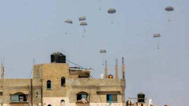 وزارة الداخلية في غزة تكشف استغلال الاحتلال للمساعدات الجوية في هندسة التجويع