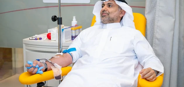وزير الصحة يشارك في حملة التبرع بالدم دعماً لمبادرة سمو ولي العهد 1 وزير الصحة يشارك في حملة التبرع بالدم دعماً لمبادرة سمو ولي العهد