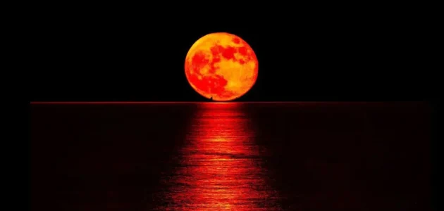 82 دقيقة من السحر الكوني خسوف القمر الدموي يضيء سماء السعودية