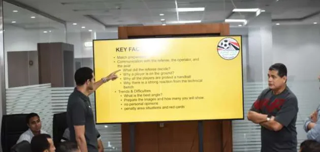 أوسكار يتفقد حالات الـ VAR مع الحكام في خطوة مثيرة لتعزيز العدالة التحكيمية 1 أوسكار يتفقد حالات الـ VAR مع الحكام في خطوة مثيرة لتعزيز العدالة التحكيمية