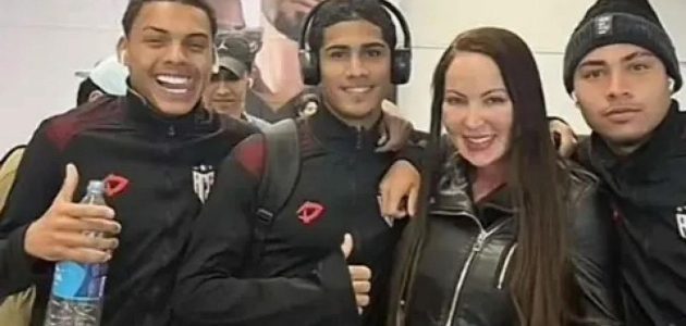 تسريح 3 لاعبين بعد ظهورهم في صورة مع ممثلة أفلام للكبار 1 تسريح 3 لاعبين بعد ظهورهم في صورة مع ممثلة أفلام للكبار