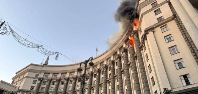 زيلينسكي يتهم روسيا باستهداف المباني السكنية رغم نفي موسكو